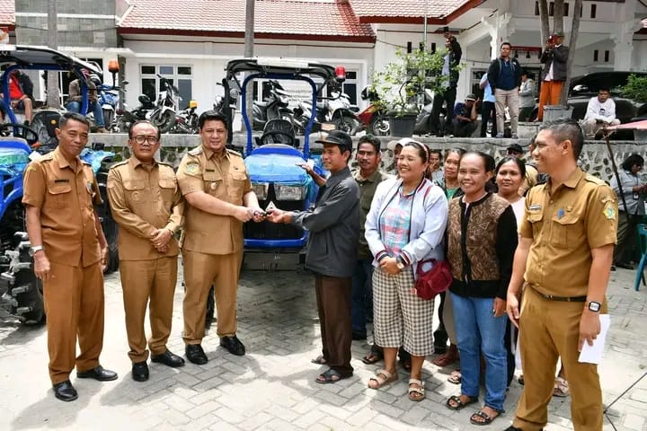 6 Traktor Roda 4 dan 44 Pompa Air Turun ke Samosir, Vandiko Bidik Bawang Putih Jadi Benih Nasional