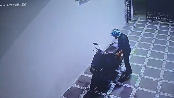 CCTV Rekam Aksi Curanmor Di Perumahan Martubung,NMAX Hitam Milik Warga Raib Dini Hari